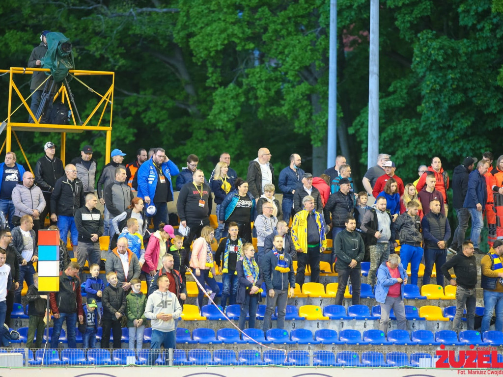 Kibice na trybunach, dedykowane zwycięstwo, bratobójcze pojedynki [GALERIA]