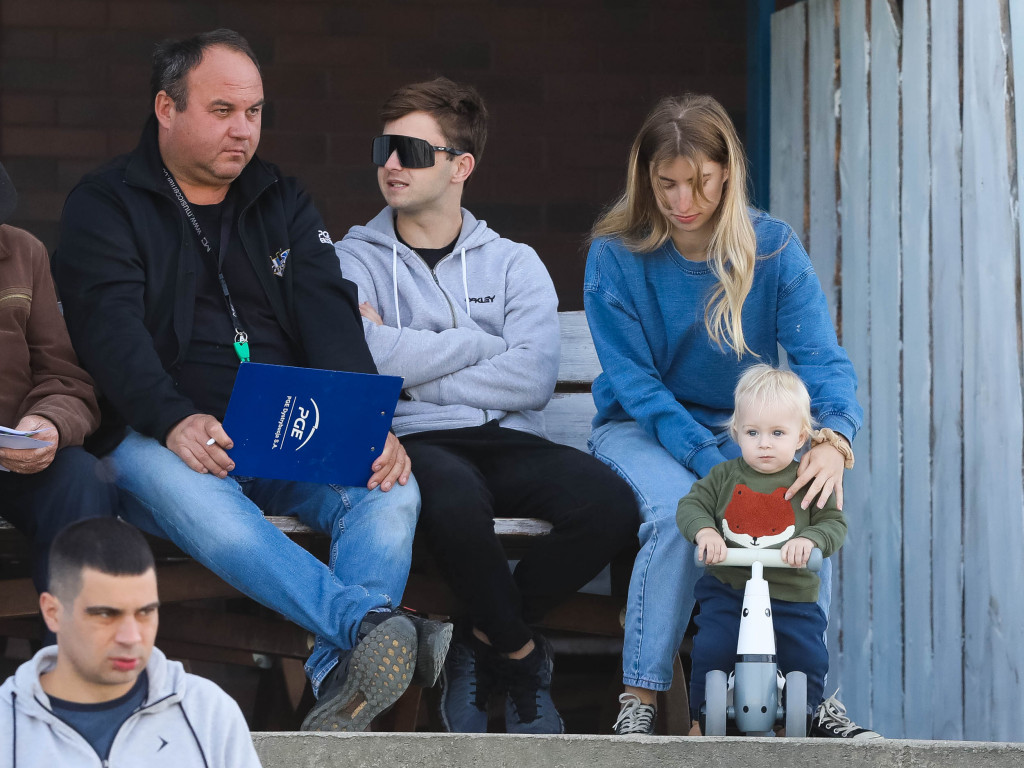 Mama żużlowca uwijała się z narzędziami w parkingu [GALERIA]