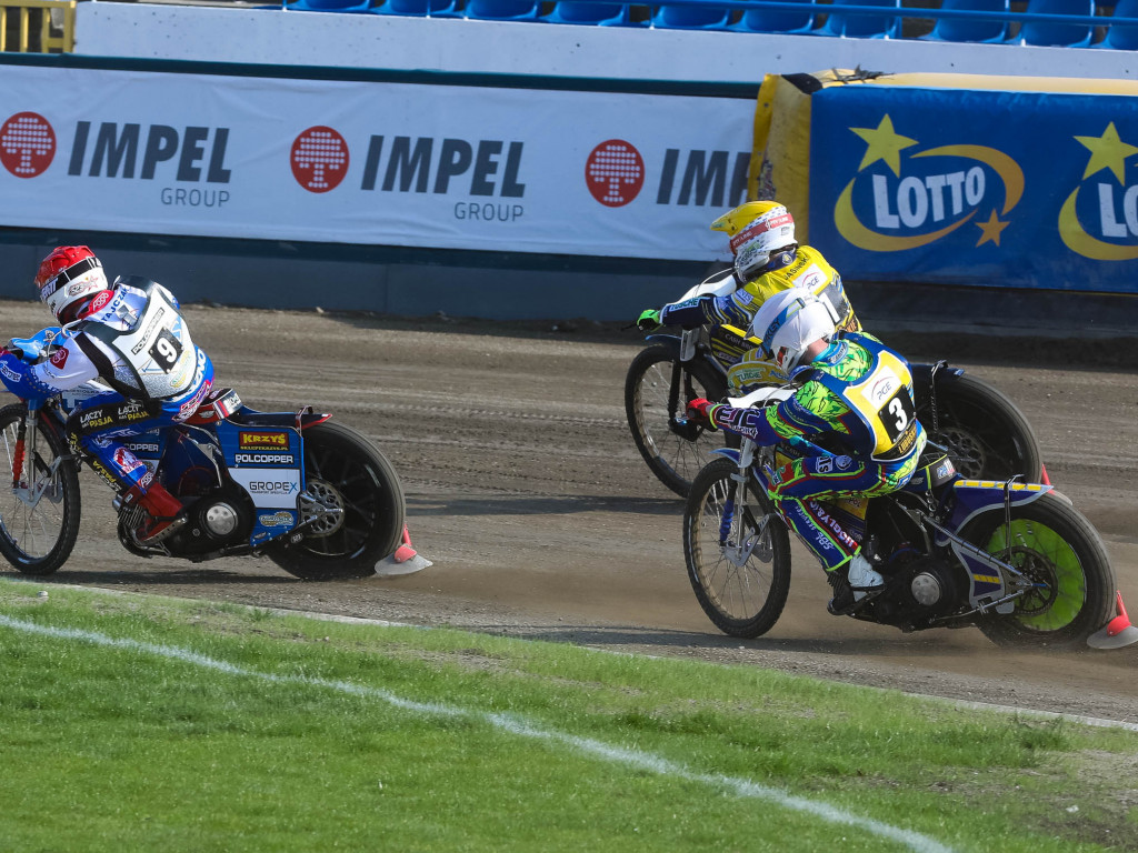 Na zapleczu: nokaut Byków, kompromitująca przegrana Włókniarza z Motorem [GALERIA]