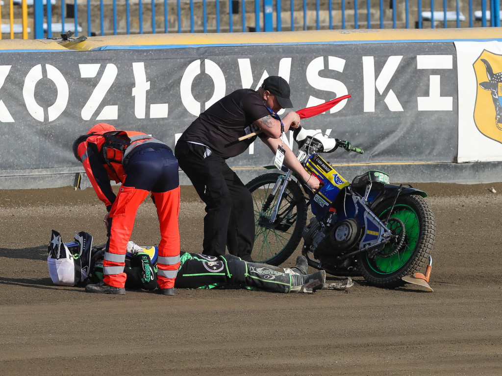 Na zapleczu: nokaut Byków, kompromitująca przegrana Włókniarza z Motorem [GALERIA]