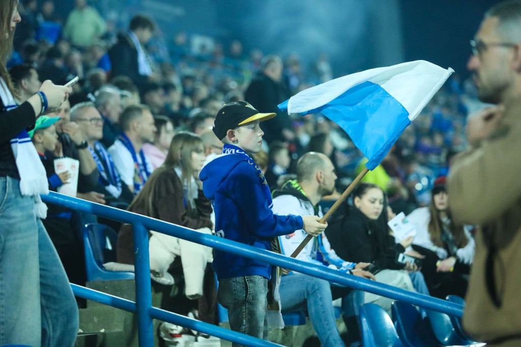 Hej, kibice z Leszna i kibice Włókniarza. Zobaczcie co działo się w piątek, czego nie pokazały kamery