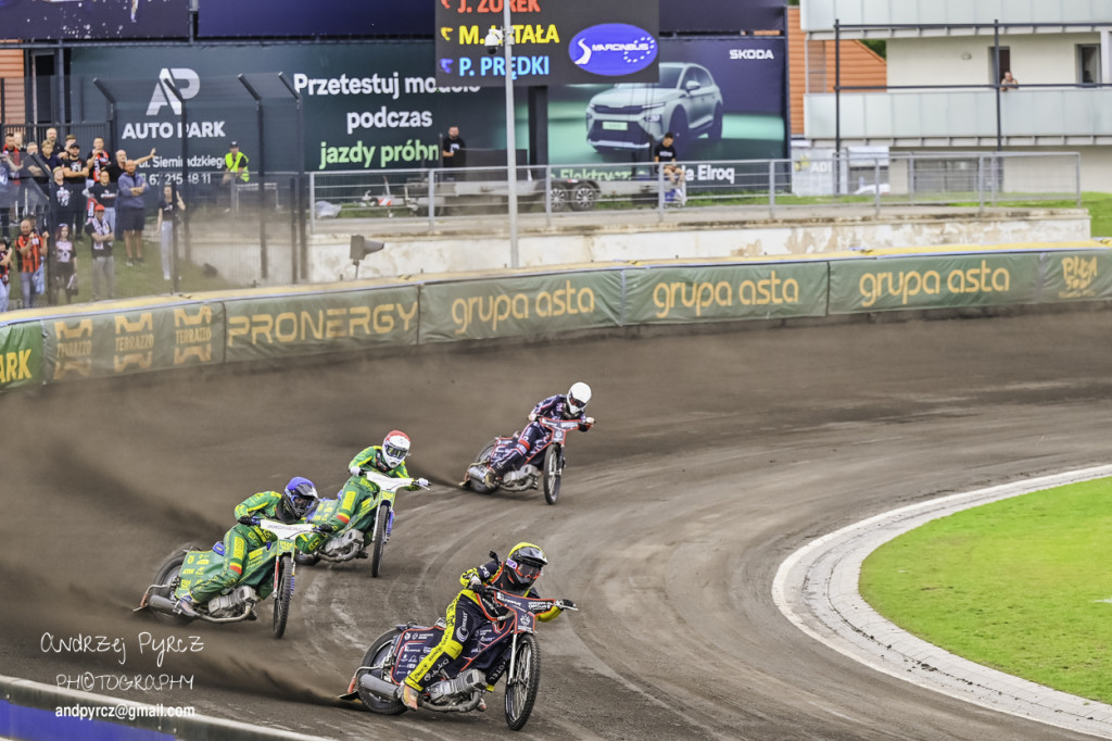 Zacięte starcie w Pile! Polonia lepsza od Startu Gniezno po emocjonującym meczu
