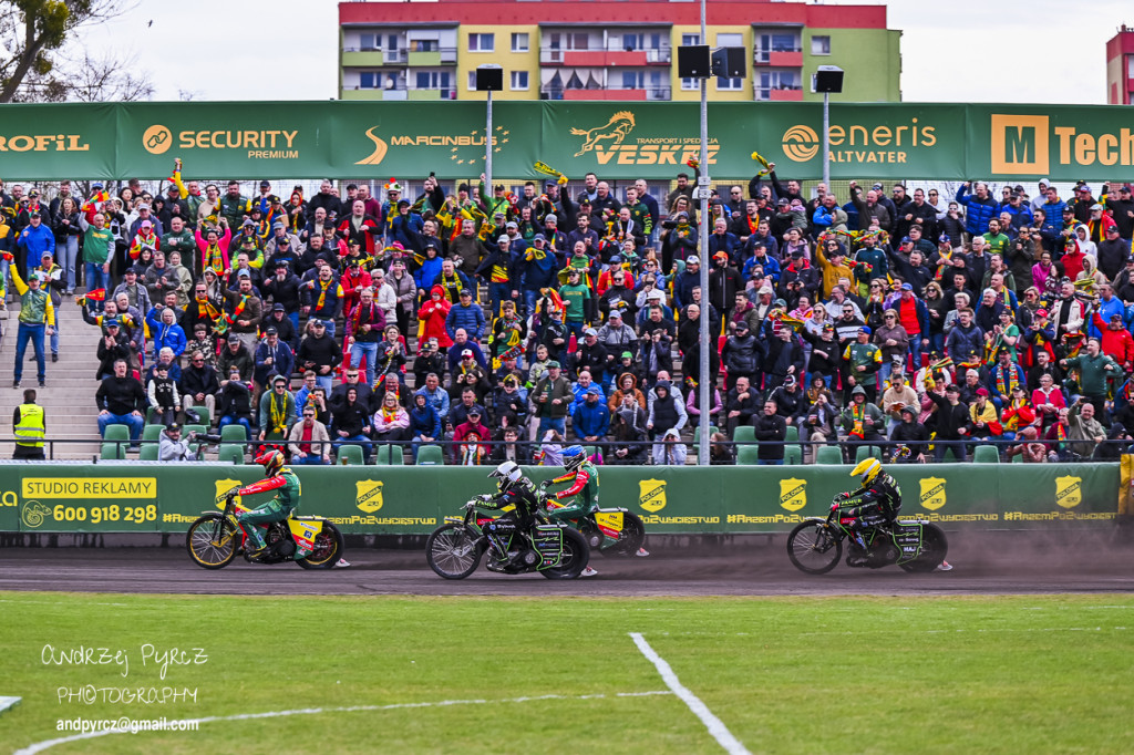 Polonia Piła – ROW Rybnik. Emocje i deszcz w obiektywie