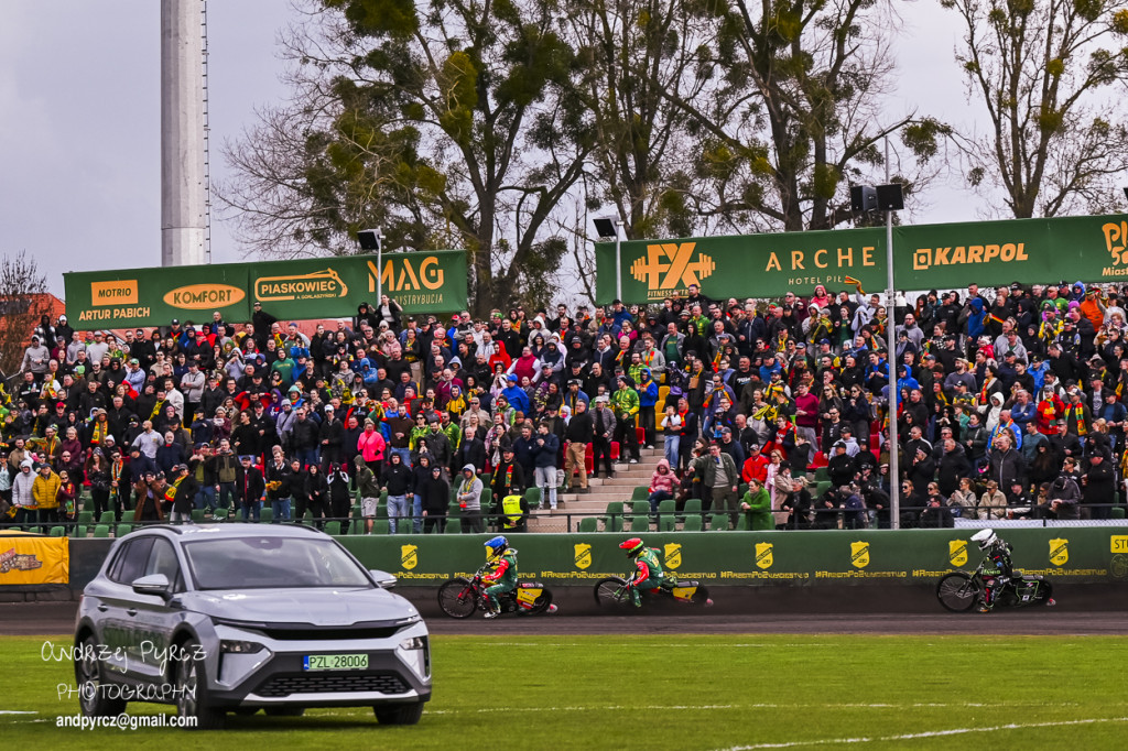 Polonia Piła – ROW Rybnik. Emocje i deszcz w obiektywie