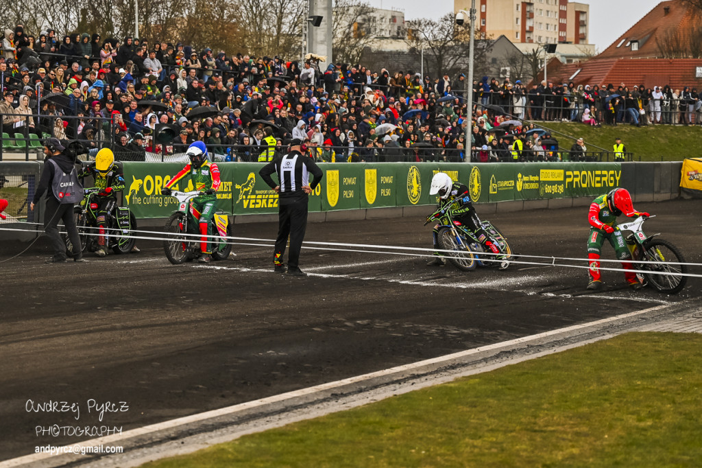 Polonia Piła – ROW Rybnik. Emocje i deszcz w obiektywie