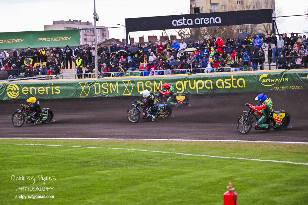 Polonia Piła – ROW Rybnik. Emocje i deszcz w obiektywie