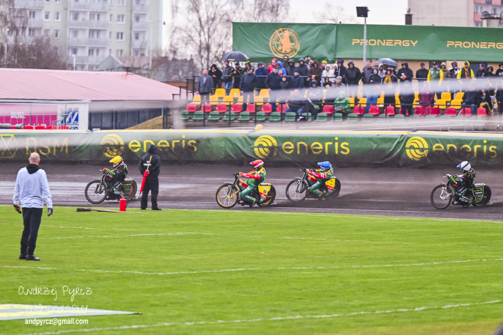 Polonia Piła – ROW Rybnik. Emocje i deszcz w obiektywie