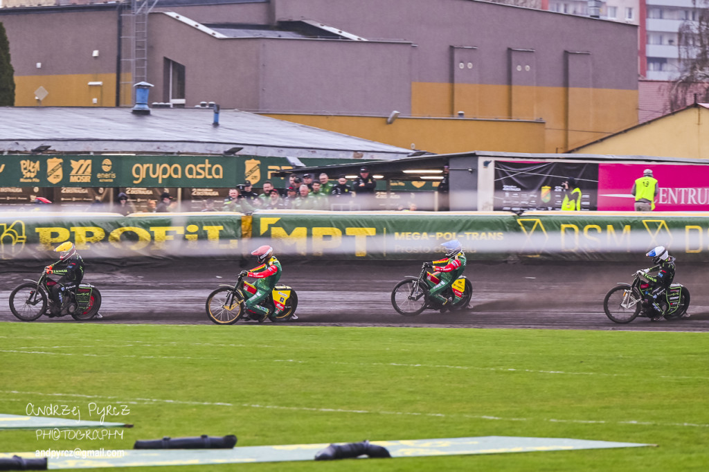 Polonia Piła – ROW Rybnik. Emocje i deszcz w obiektywie