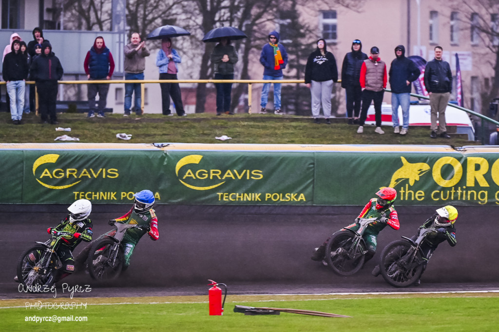 Polonia Piła – ROW Rybnik. Emocje i deszcz w obiektywie