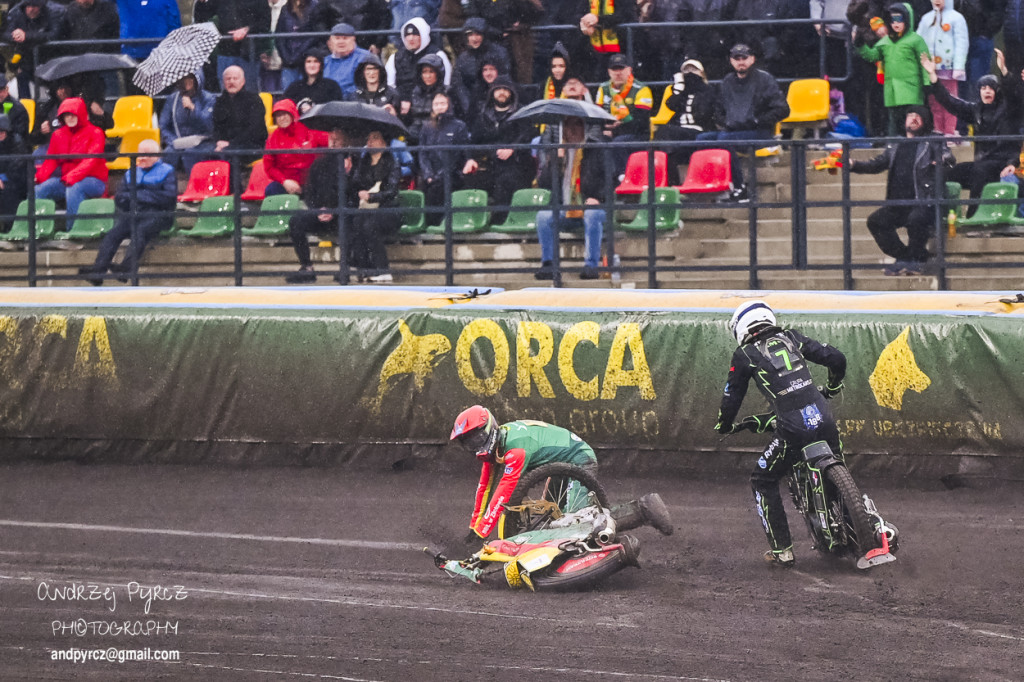 Polonia Piła – ROW Rybnik. Emocje i deszcz w obiektywie