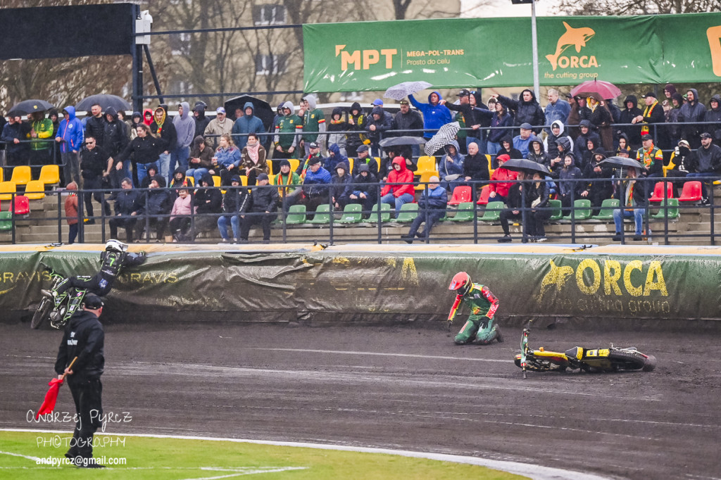 Polonia Piła – ROW Rybnik. Emocje i deszcz w obiektywie