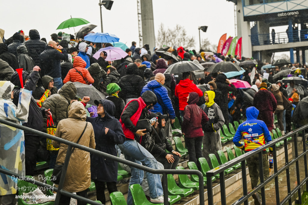 Polonia Piła – ROW Rybnik. Emocje i deszcz w obiektywie