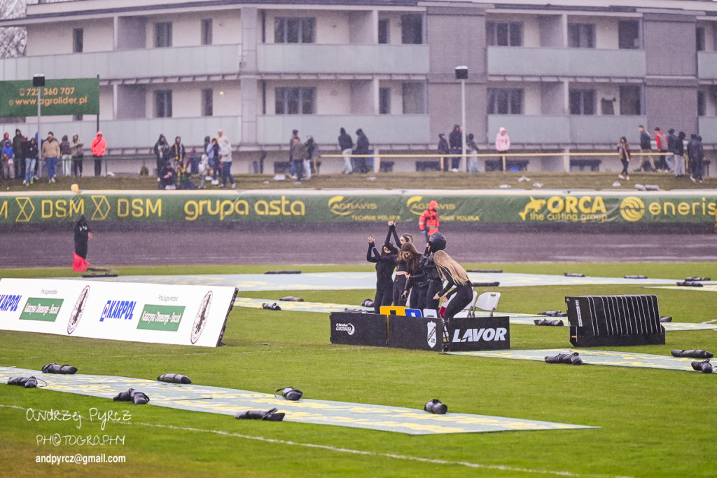 Polonia Piła – ROW Rybnik. Emocje i deszcz w obiektywie