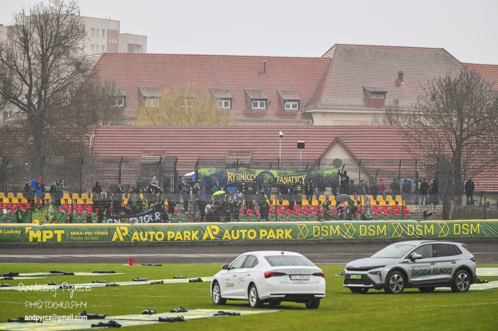 Polonia Piła – ROW Rybnik. Emocje i deszcz w obiektywie