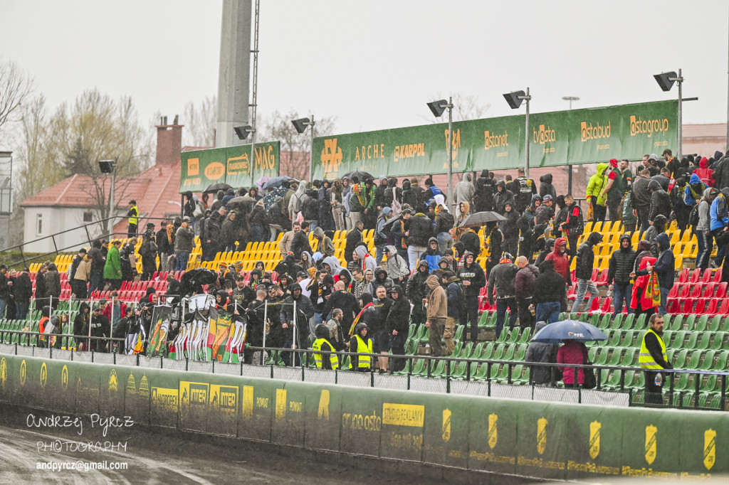 Polonia Piła – ROW Rybnik. Emocje i deszcz w obiektywie