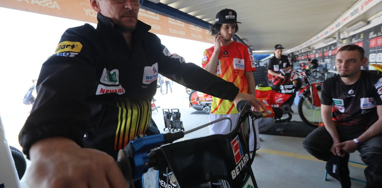 Kumple po przeciwnych stronach barykady