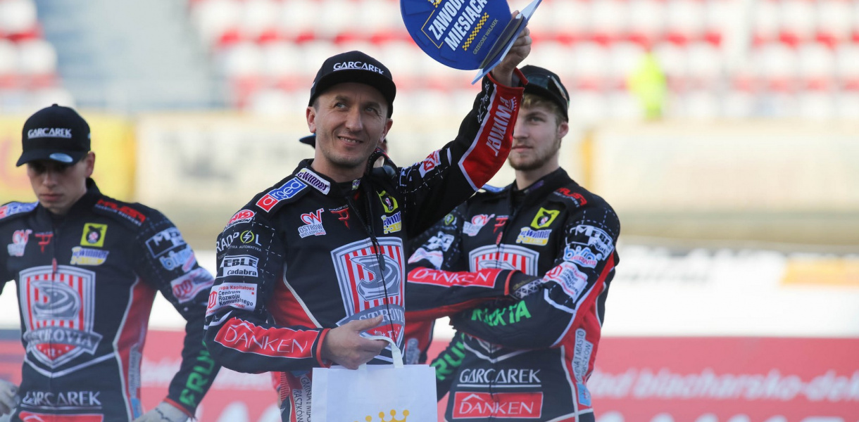 Grzegorz Walasek zamiast jeździć, pomaga juniorowi