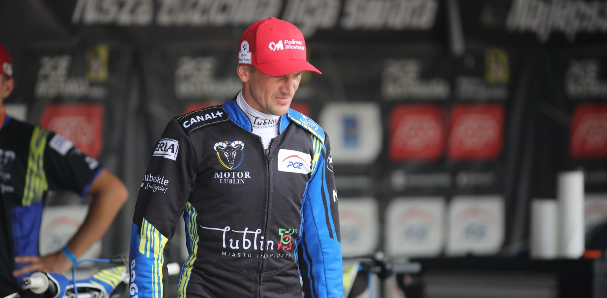 Motor trzyma uchylone drzwi dla "Griszy"?