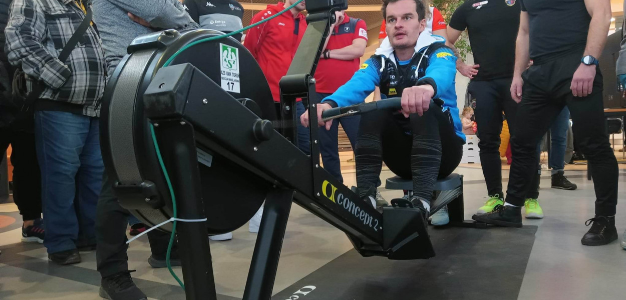 Adrian Miedziński tryska energią i mówi: „Regularnie trenuję. Chciałbym wrócić na 