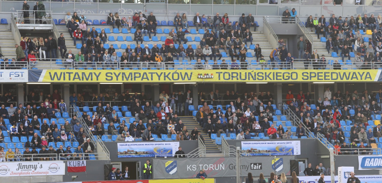 „Blondyna” w samochodzie ikony toruńskiego żużla