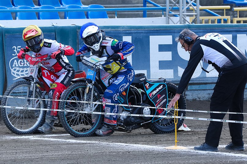 Młode Byki kontra młode Wilki