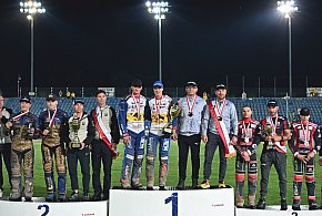 Byki zrzucają Motor z tronu! Przyjemski antybohaterem-37963