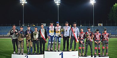 Byki zrzucają Motor z tronu! Przyjemski antybohaterem-37963