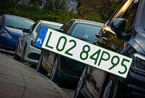 Tablice z zielonymi napisami na kolejnych autach. Nie chodzi o "elektryki"-39062