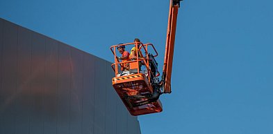 Kiedy warto wynająć podnośnik koszowy z operatorem?