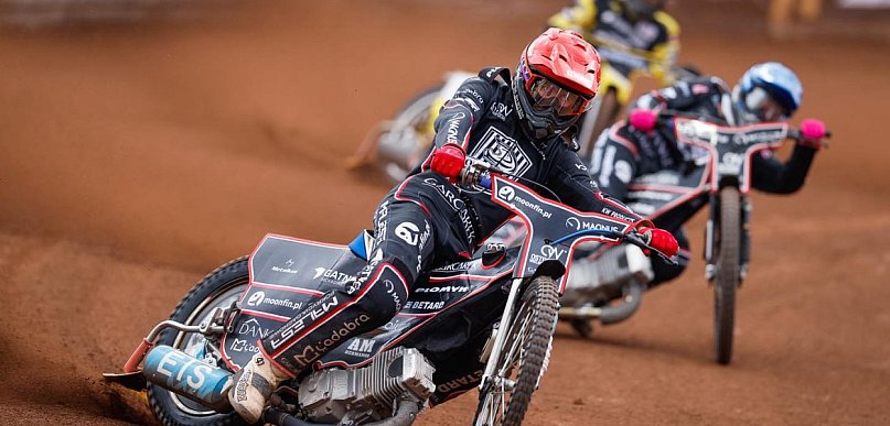 Woffinden wrócił do ścigania. Ostrów wygrał derby