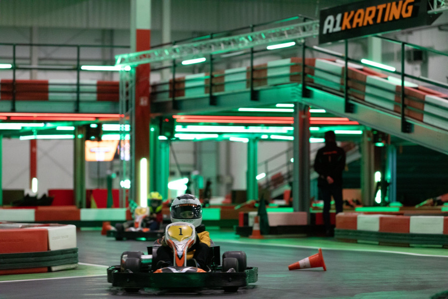 materiały partnera gokart elektryczny na torze wyścigowym - płynna linia okrążenia i geometria zakrętu